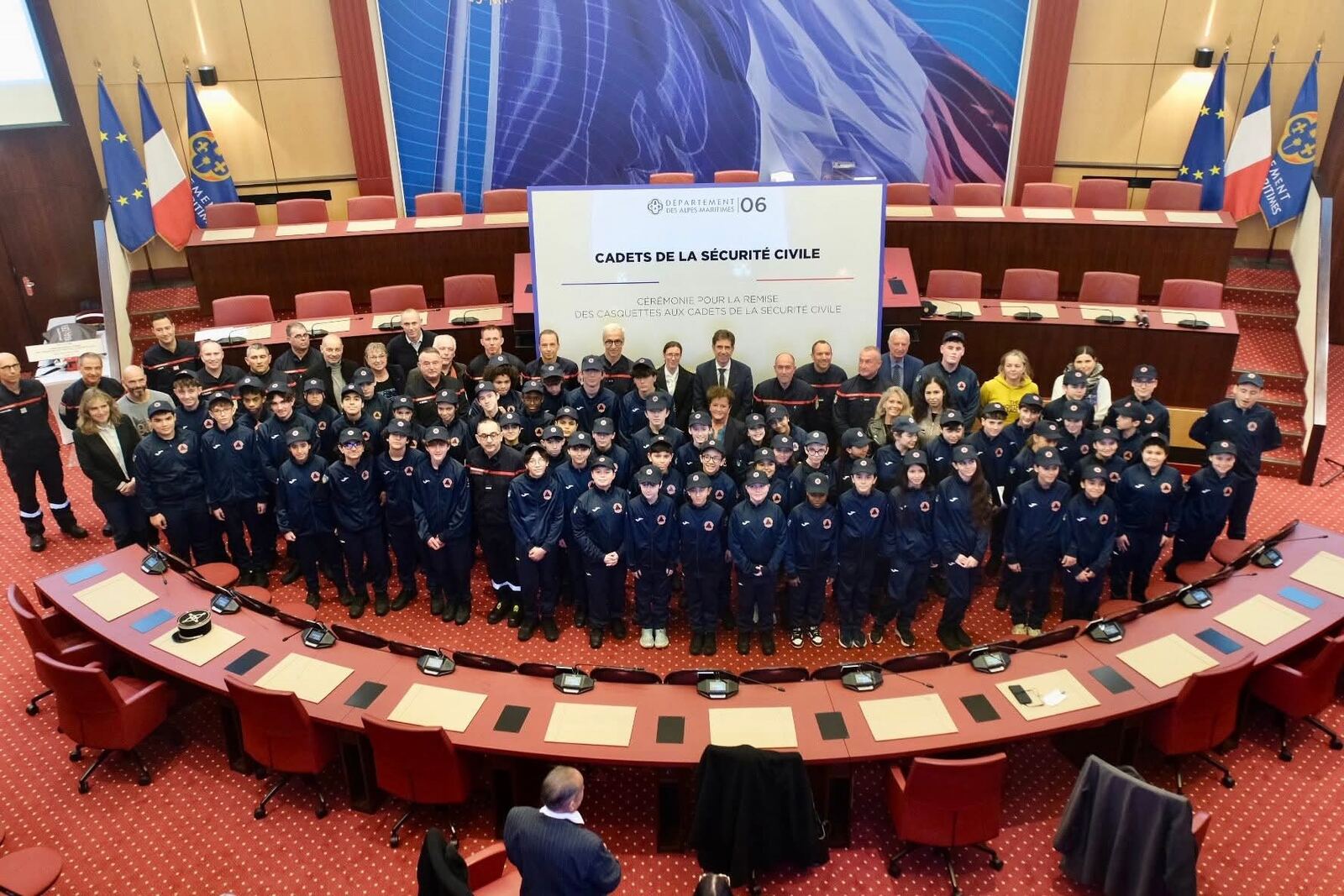 La promotion des cadets de la sécurité civile réunie en uniforme dans l'hémicycle du Conseil départemental