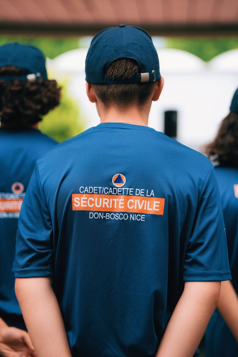 Un cadet de dos, tee-shirt « Cadets de la sécurité civile, Don Bosco Nice »