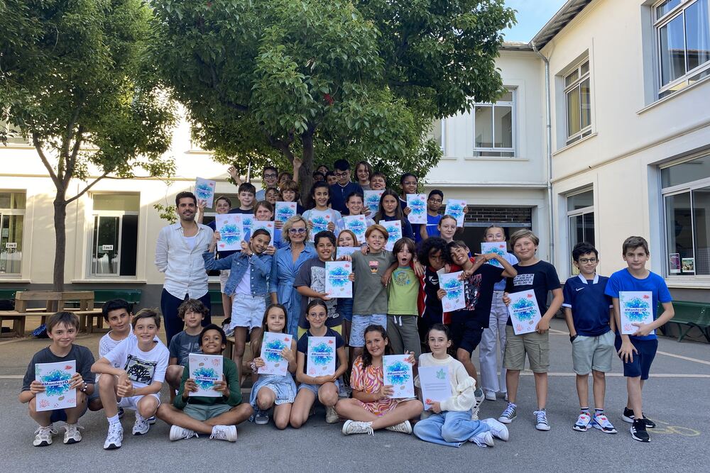 Élèves de la classe océan réunis dans la cour, leurs diplômes en main