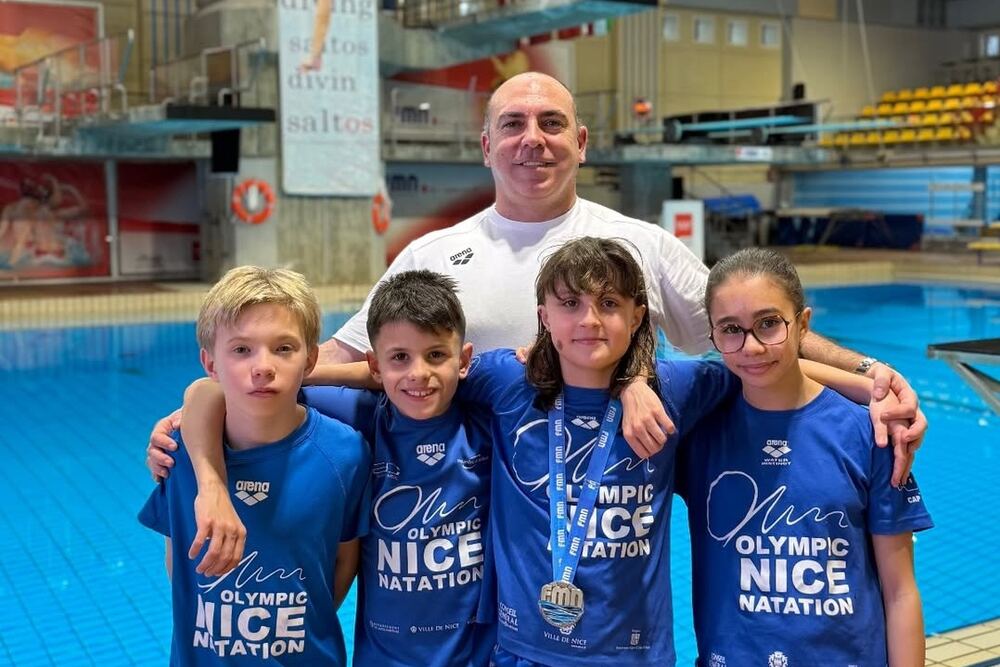 Jeunes nageurs de l’Olympic Nice Natation et leur entraîneur au bord du bassin