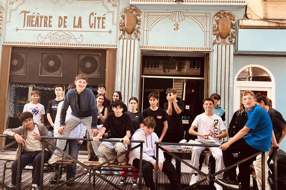 Élèves de la classe théâtre devant le Théâtre de la Cité, à Nice