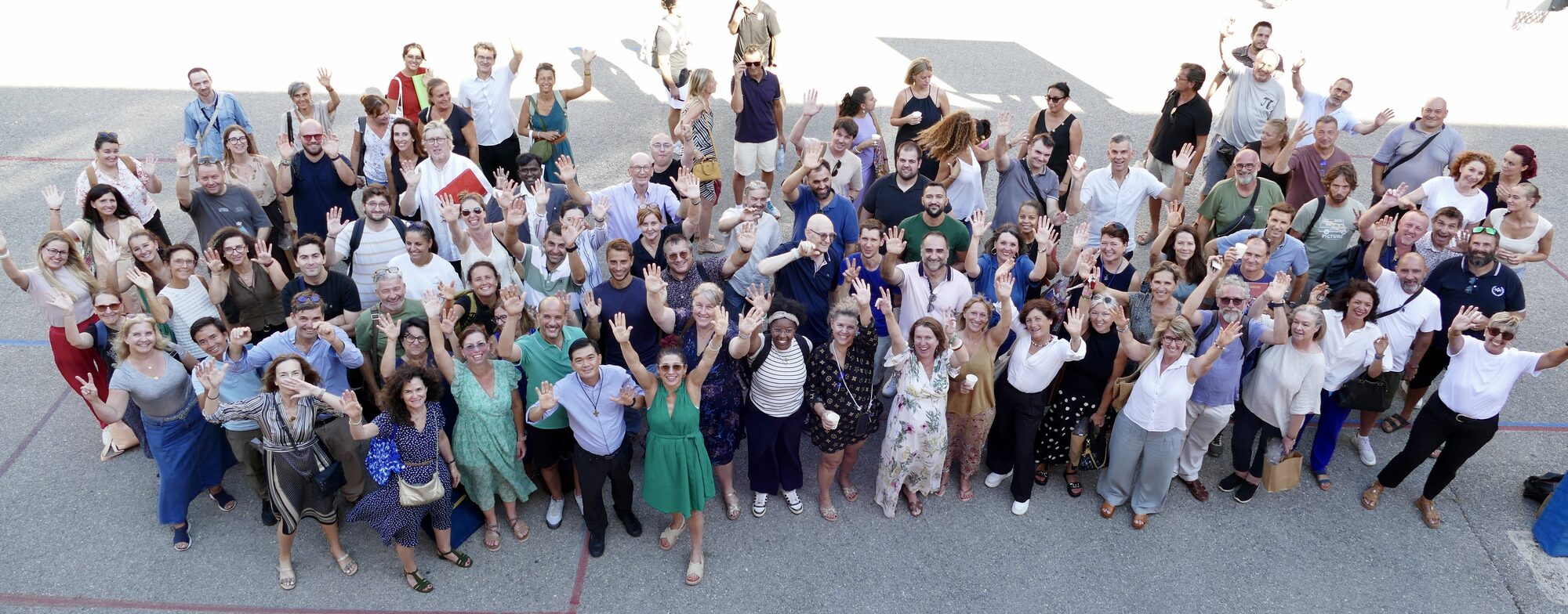 Les personnels de Don Bosco Nice réunis dans la cour, bras levés, à la rentrée 2026