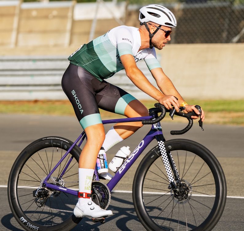 Maxime Queyret, responsable de la section sportive, à vélo sur un circuit