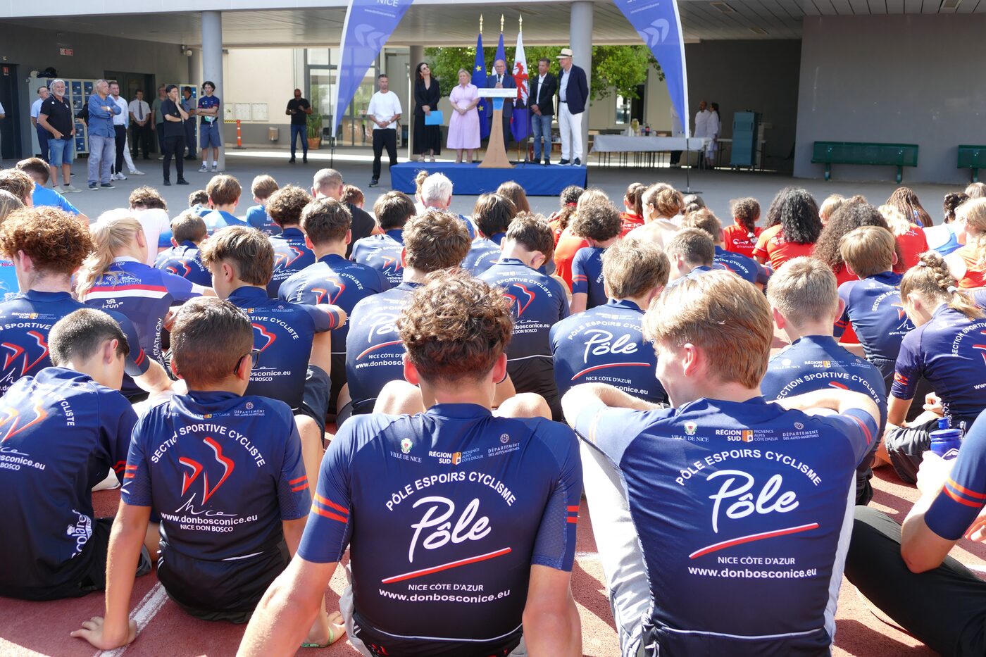 Les coureurs du Pôle Espoirs, de dos, en maillot du pôle, lors de la rentrée 2026