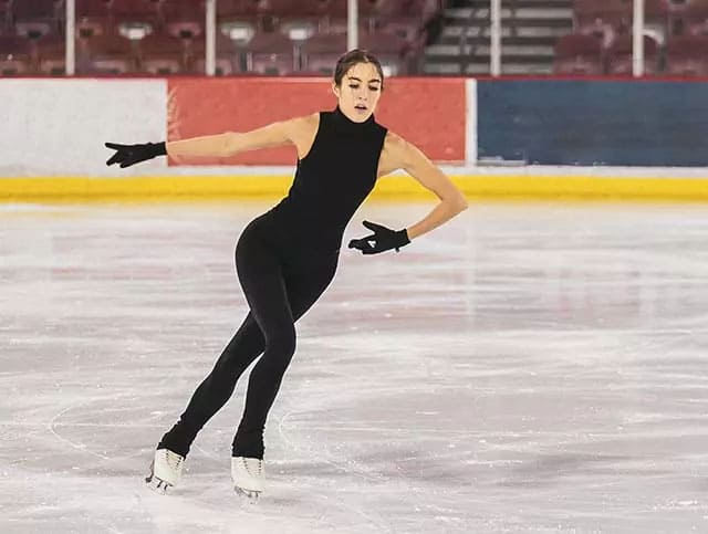 Patineuse artistique sur la glace