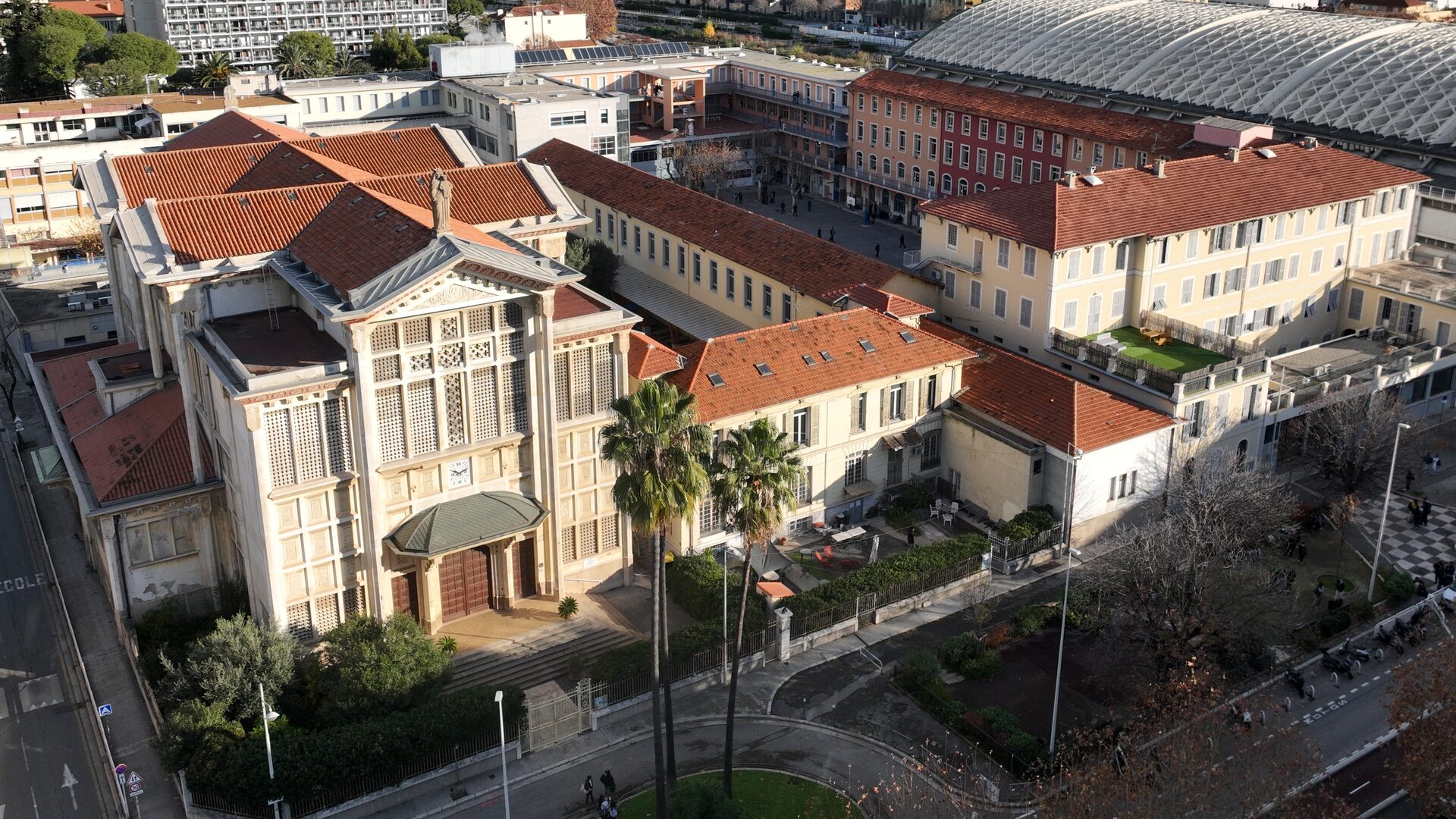 Vue aérienne de l’établissement, l’église au premier plan