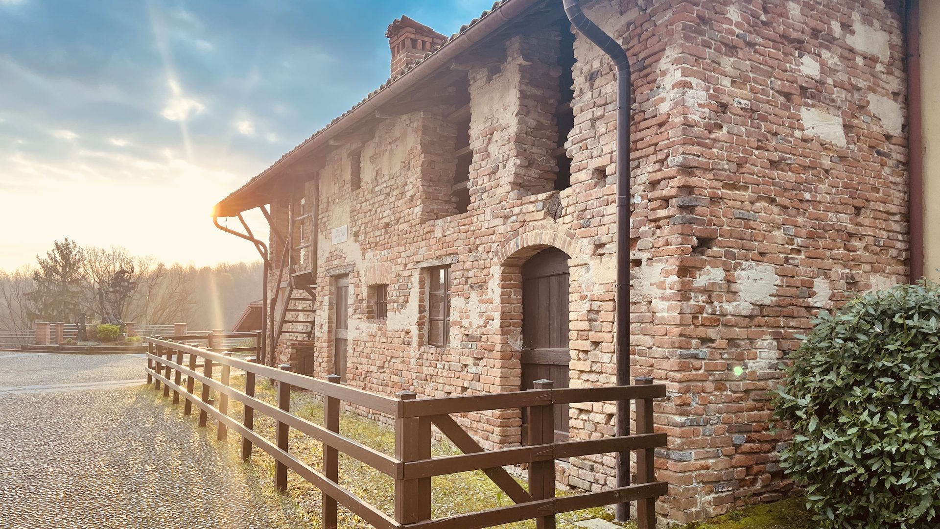La maison de Jean Bosco aux Becchi, sous un ciel bleu