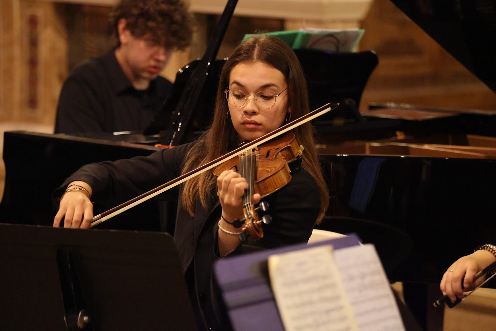 Une violoniste joue, accompagnée au piano