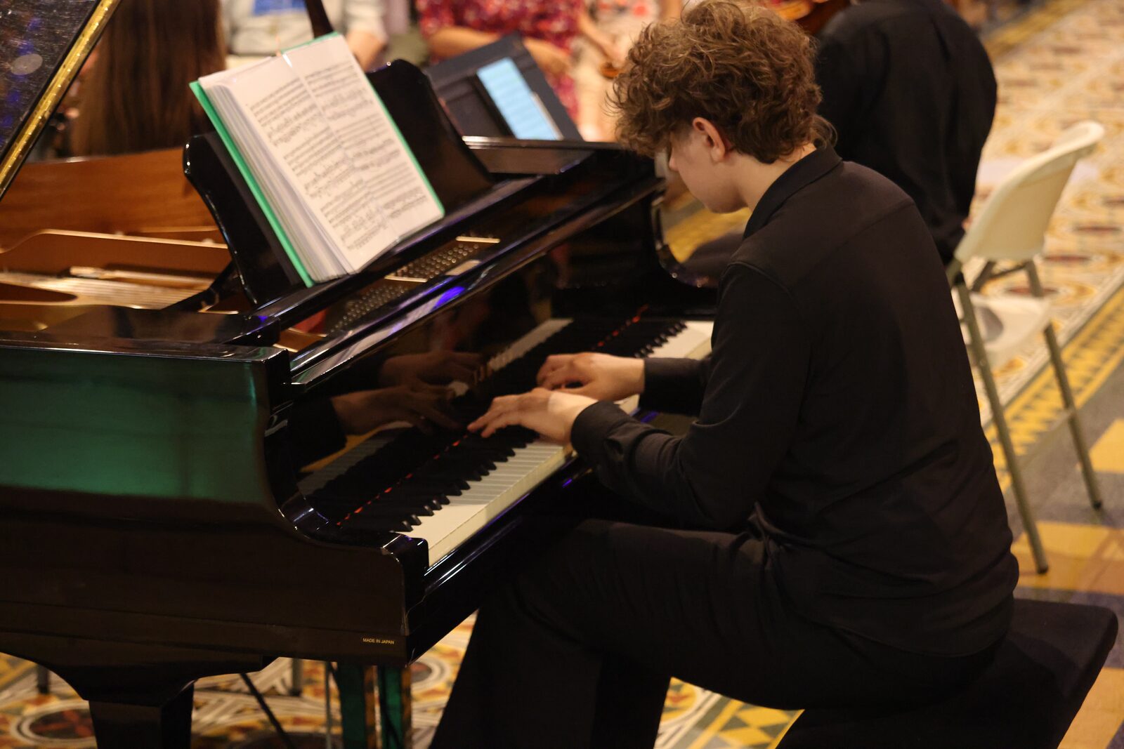 Un jeune pianiste au piano à queue