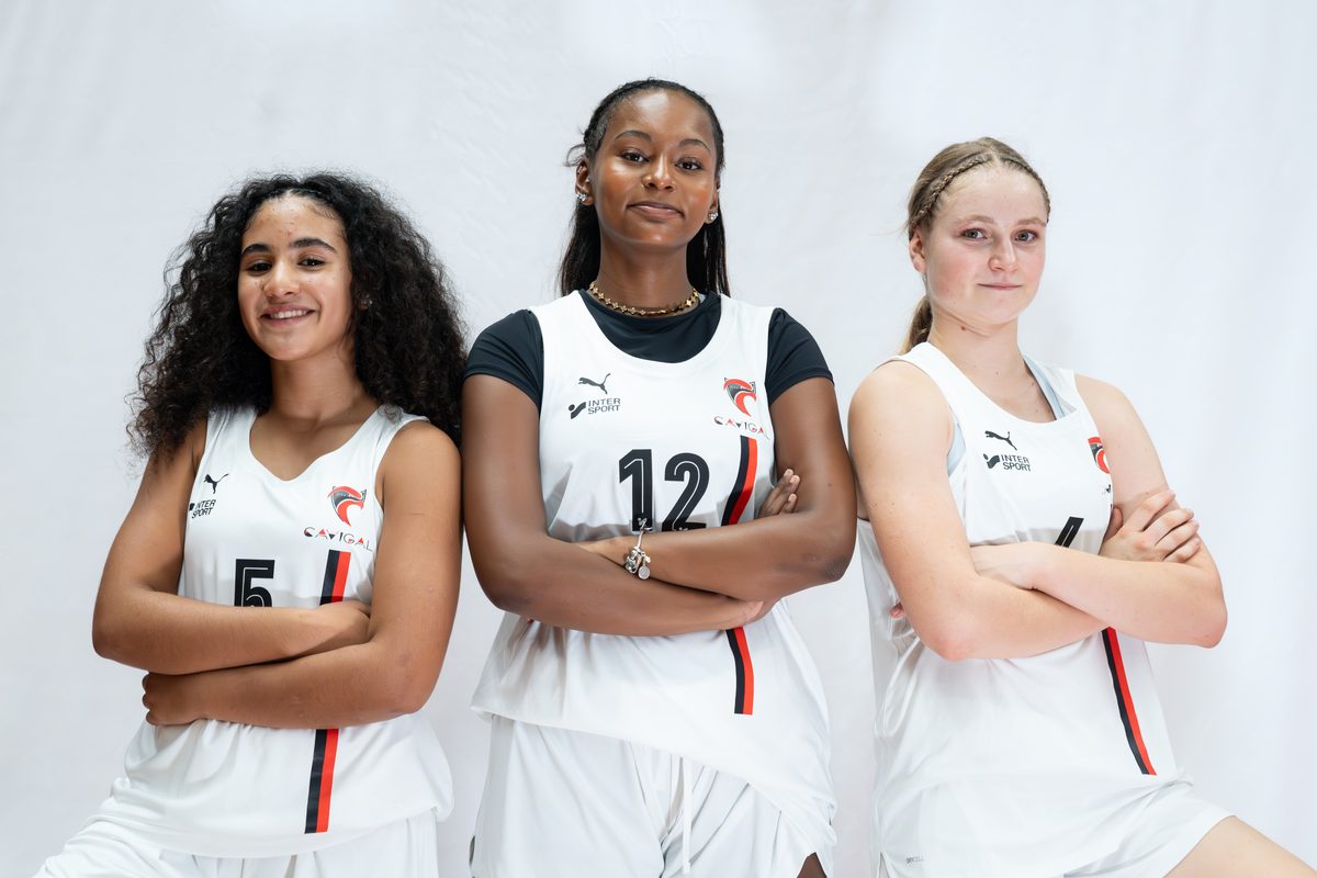 Trois joueuses du Cavigal Nice Basket, bras croisés, en maillot