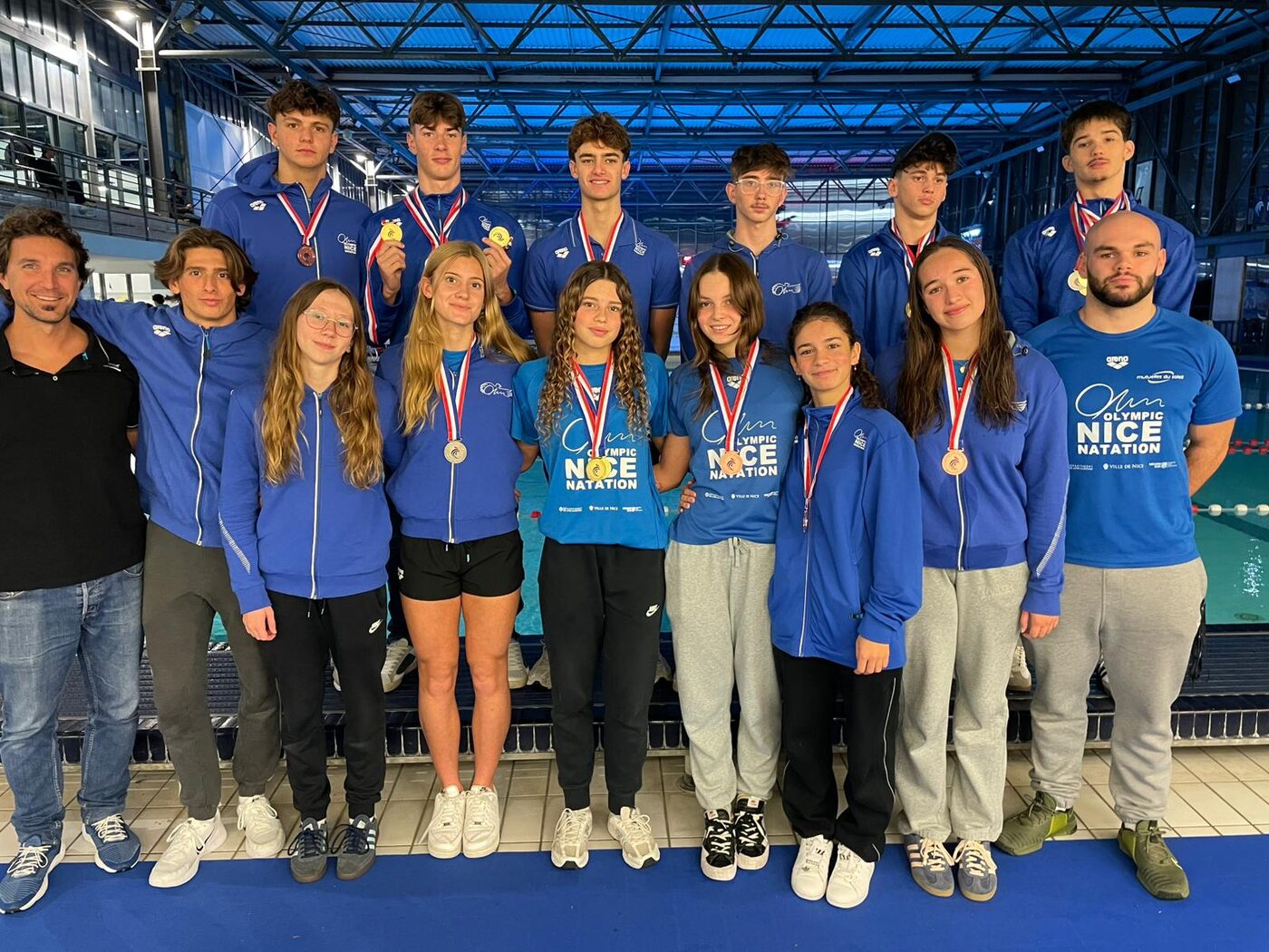 Les nageurs de l’Olympic Nice Natation, médailles au cou, aux championnats de France juniors