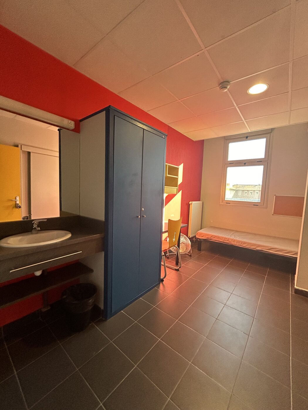 Le coin lavabo et les placards d’une chambre de l’internat