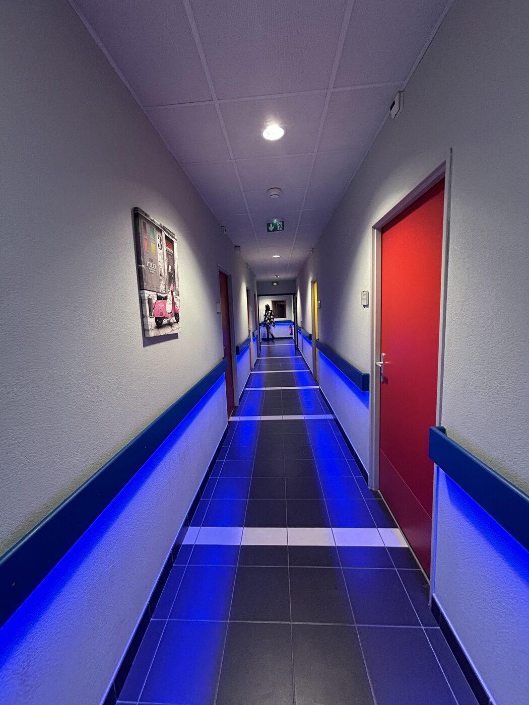 Un autre couloir de l’internat, éclairage bleu au sol