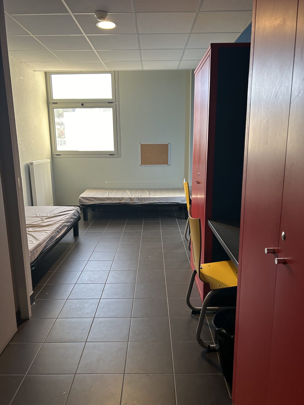 Une chambre de l’internat avec ses lits et son bureau