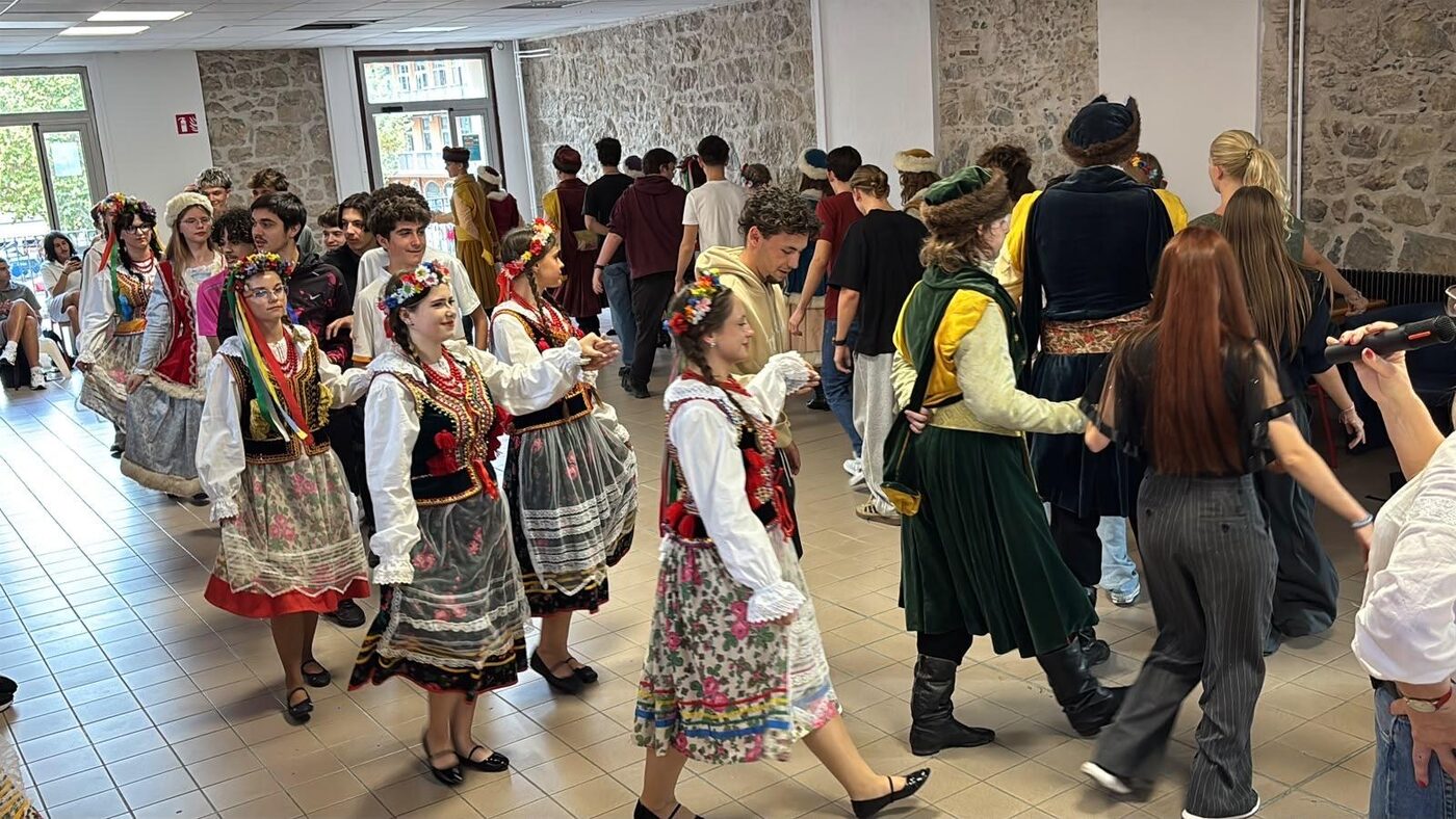 Une ronde de danse polonaise, élèves en costume traditionnel