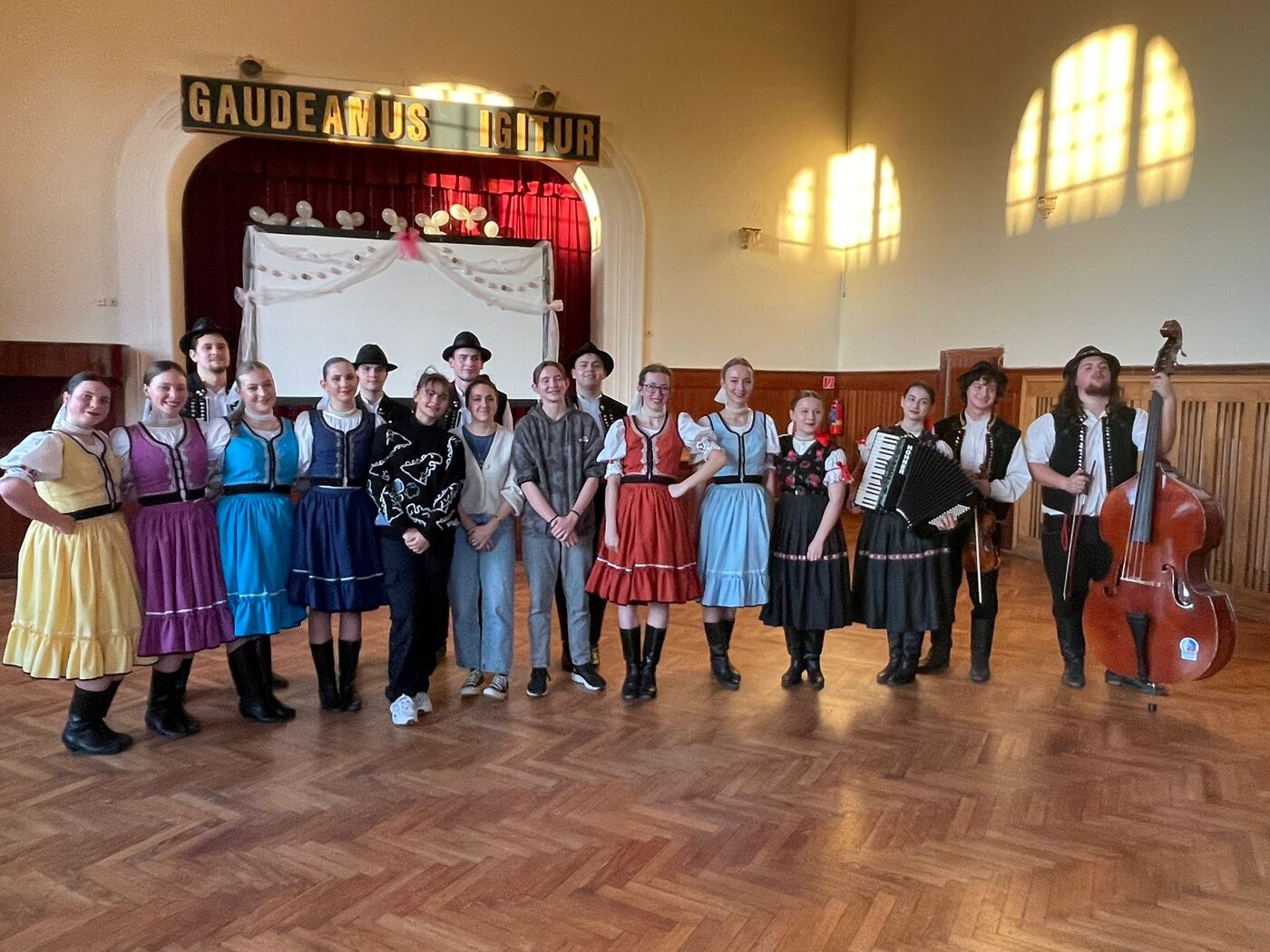 Les danseurs en costume polonais et leurs musiciens réunis sur scène