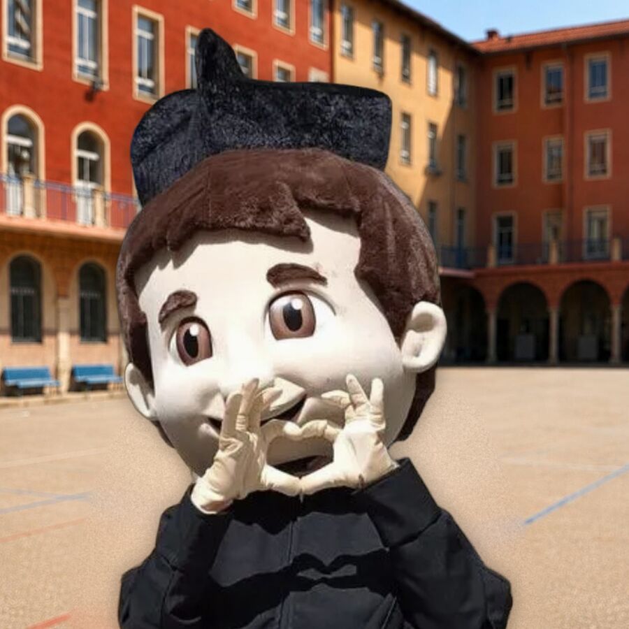 La mascotte de Don Bosco, en soutane et barrette, les mains autour de la bouche, dans la cour