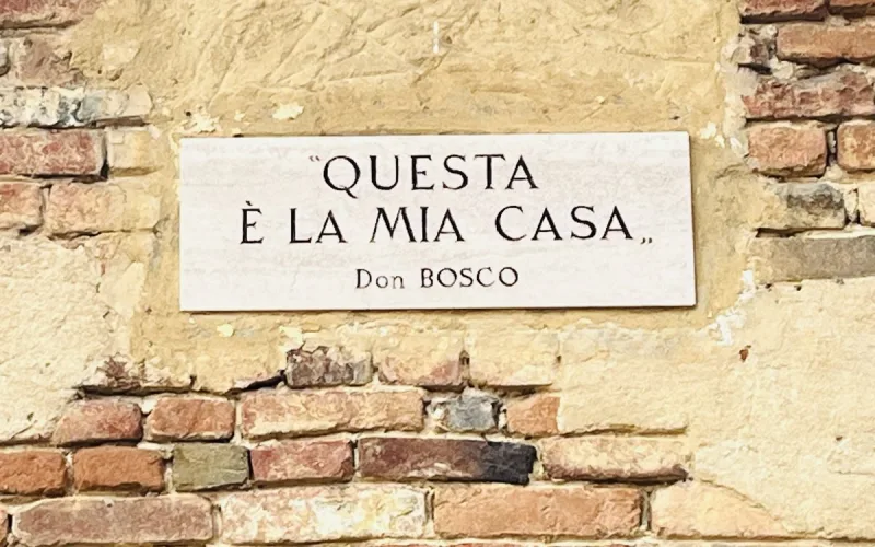 Plaque « Questa è la mia casa », Don Bosco, sur la façade de sa maison natale