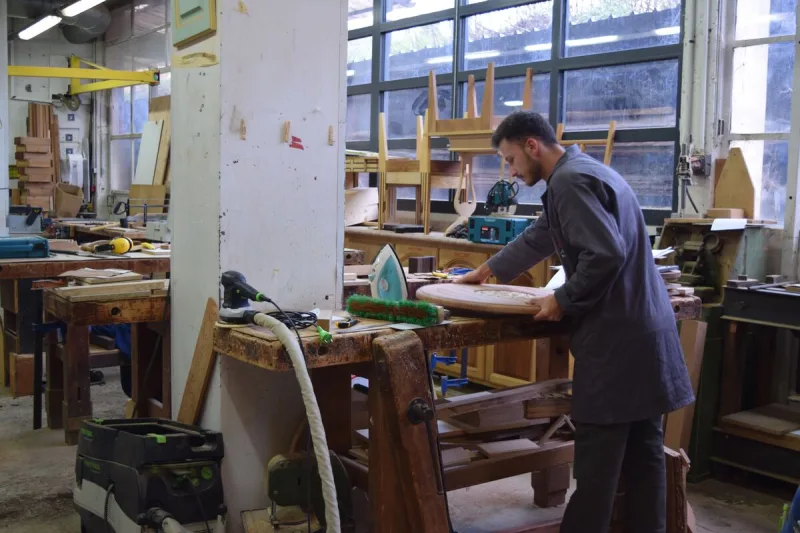 Un stagiaire au travail dans l’atelier de menuiserie